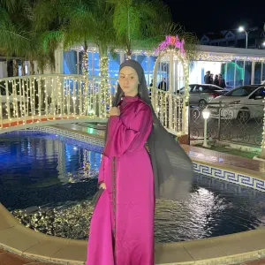 Adolescente solaire prête à garder vos boules de poiles 