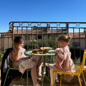 Cherche nounou / homekeeper à Cannes pour 5/6 mois