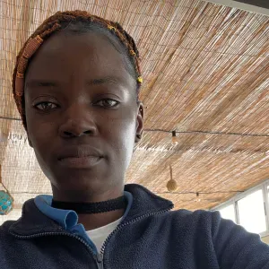 Empregada  de limpeza responsável 