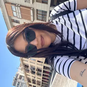 Empleada con gran atención al detalle 