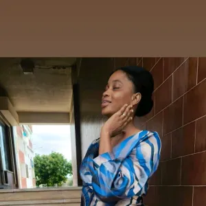 Empregada de limpeza em Lisboa  carregando vila franca