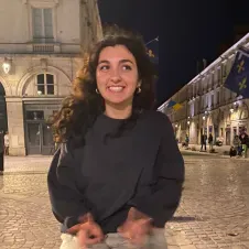 Baby-sitter douce et toujours prête à s'amuser. 