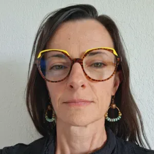 Recherche baby-sitter : sortie d'école et aide aux devoirs