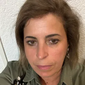Femme de ménage  responsable à la frontière 