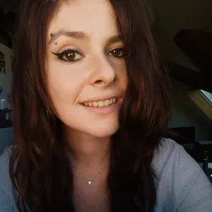 Jeune femme sérieuse et efficace 