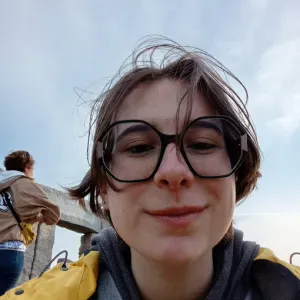 Baby-sitter cool et jeune, se forme pour plus d'expérience !