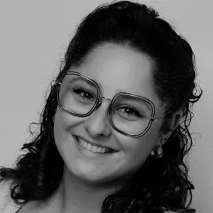 Dame de compagnie qui aide pour différentes tâches 