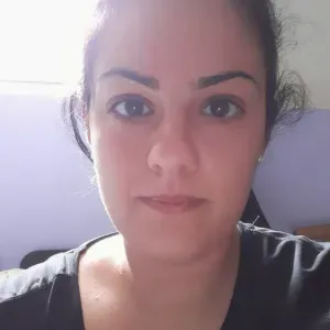 Donna delle pulizie o aiuto stiro