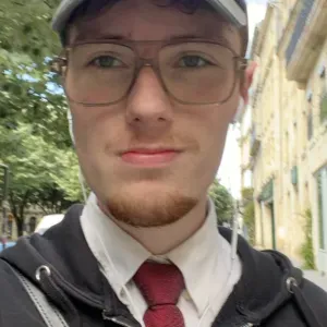 Étudiant qui donne des cours particuliers/ aides au devoir