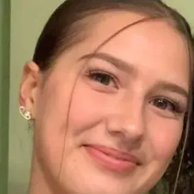 Jeune femme de ménage de 17 ans 