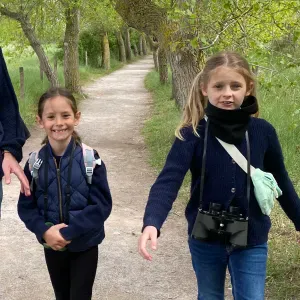 Sortie d'école pour 2 enfants