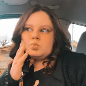 Baby-sitter toujours de bonne humeur