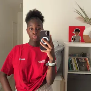 Étudiante disposée à aider les élèves