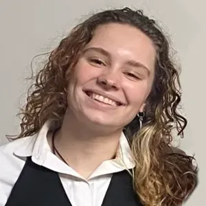 Étudiante ravie d'être avec des animaux !