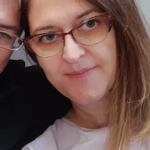 Eine ruhige Person sucht eine Stelle in der Altenpflege.