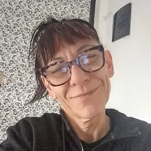 Addetta alle pulizie con molte competenze