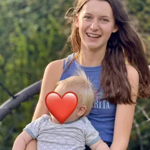 Baby- und Tiersitterin mit Herz