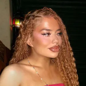 Baby-sitter attentionnée et pleine de bonne humeur