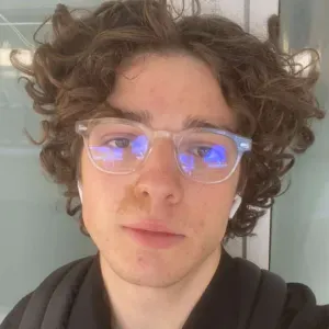 Baby-sitter disponible en week-end