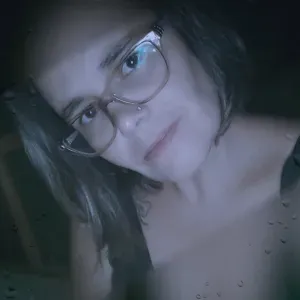 Empregada de limpeza responsável 