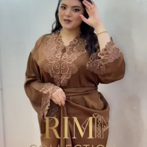 Empleada de limpieza con todo detalle 