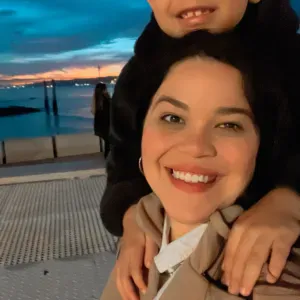 Babá responsável, mãe, horários flexíveis na linha de Cascai