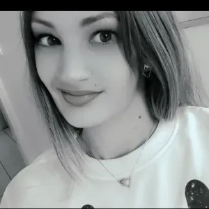 Jeune adulte compatissante avec nos aînés 