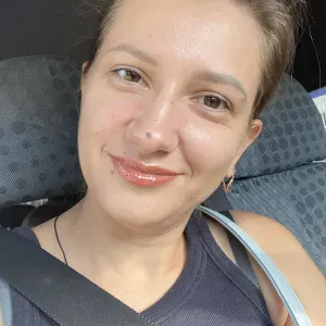 Bonjour. Je m'appelle Marina. Je suis femme dé ménage. 