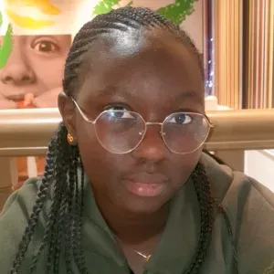 Jeune baby-sitter de confiance avec 5 ans d'expérience