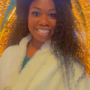 Garde d'enfants attentive et bienveillante