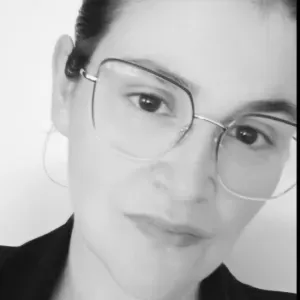 Empregada de limpeza com dedicação.