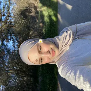 Étudiante qui propose de l'aide aux devoirs à vos enfants 