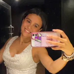 Étudiante qui aide aux devoirs 