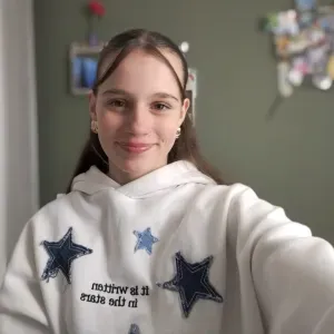 Étudiante sérieuse avec l'habitude des enfants