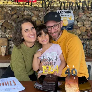 Buscamos niñera en Madrid. Fija 2 veces a la semana