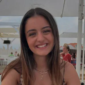 Baby-sitter agréable et souriante 