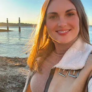 Estou à procura de um emprego fixo .