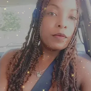 Femme de toute main motivé souriante 