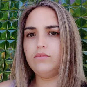 femme ménage responsable et expérimente