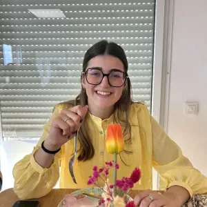 baby-sitteuse passionnée et souriante