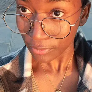 Baby-sitter avec sourire et bonne humeur