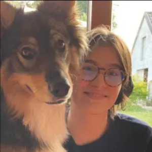 Leuke sitter die met een glimlach voor je kinderen zorgt. 