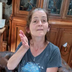 Enseignante retraitée avec 42 ans d'expérience.