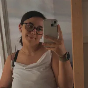 Baby sitter qui débute mais expérimente avec les enfants 
