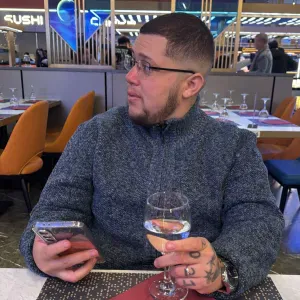 Empregado de limpeza com total responsabilidade.