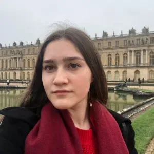 Femmes de ménage responsable avec une grande attention