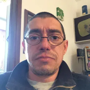 Ragazza per dare cibo sl gatto