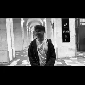 Baby-sitter sérieux disponible après la fac et le week-end