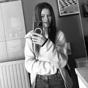 Grande sœur de 2 sœurs et 2 frères 