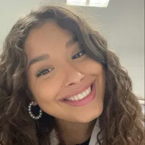 Femme de ménage en profondeur qui parle espagnol